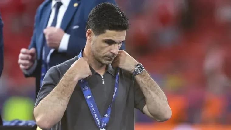 Entrenador ajustándose el collarín tras partido Entrenador ajustándose el collarín tras partido