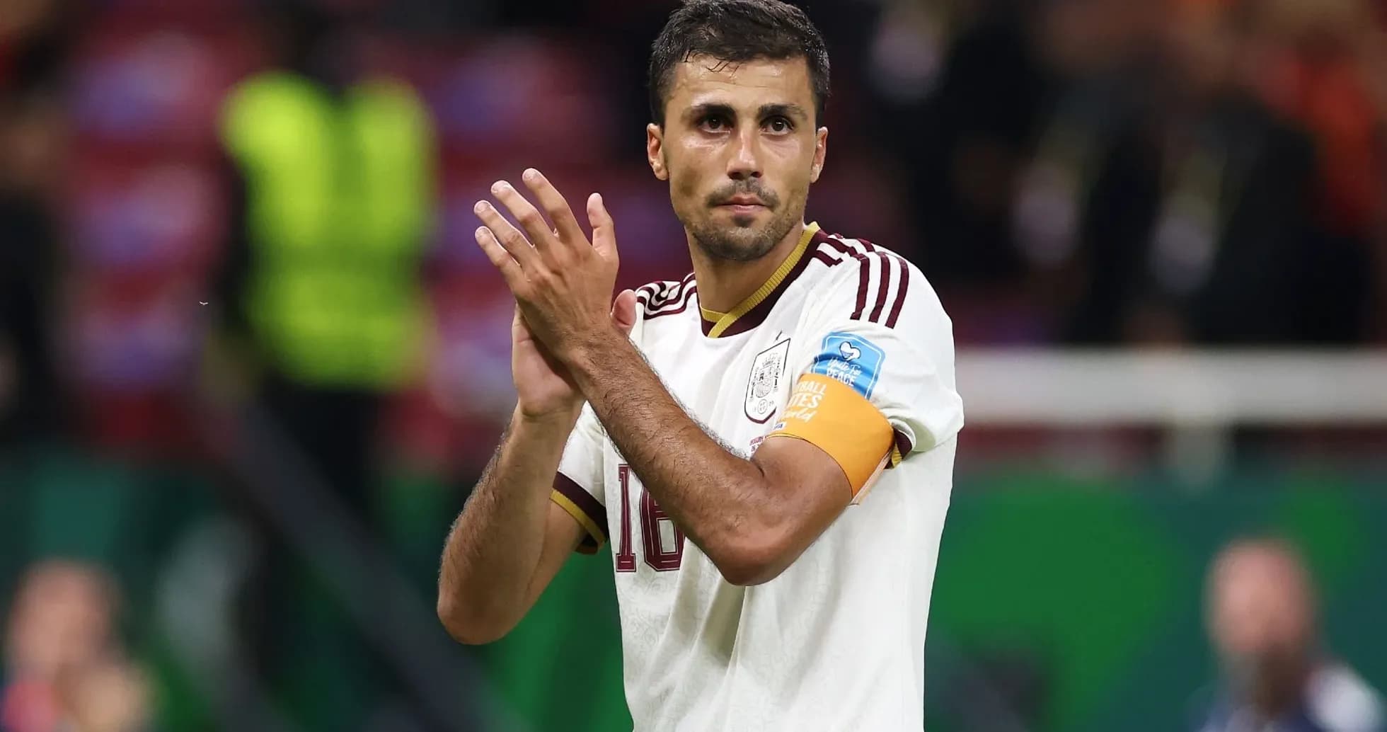 Jugador aplaudiendo tras el partido con camiseta de España Jugador aplaudiendo tras el partido con camiseta de España
