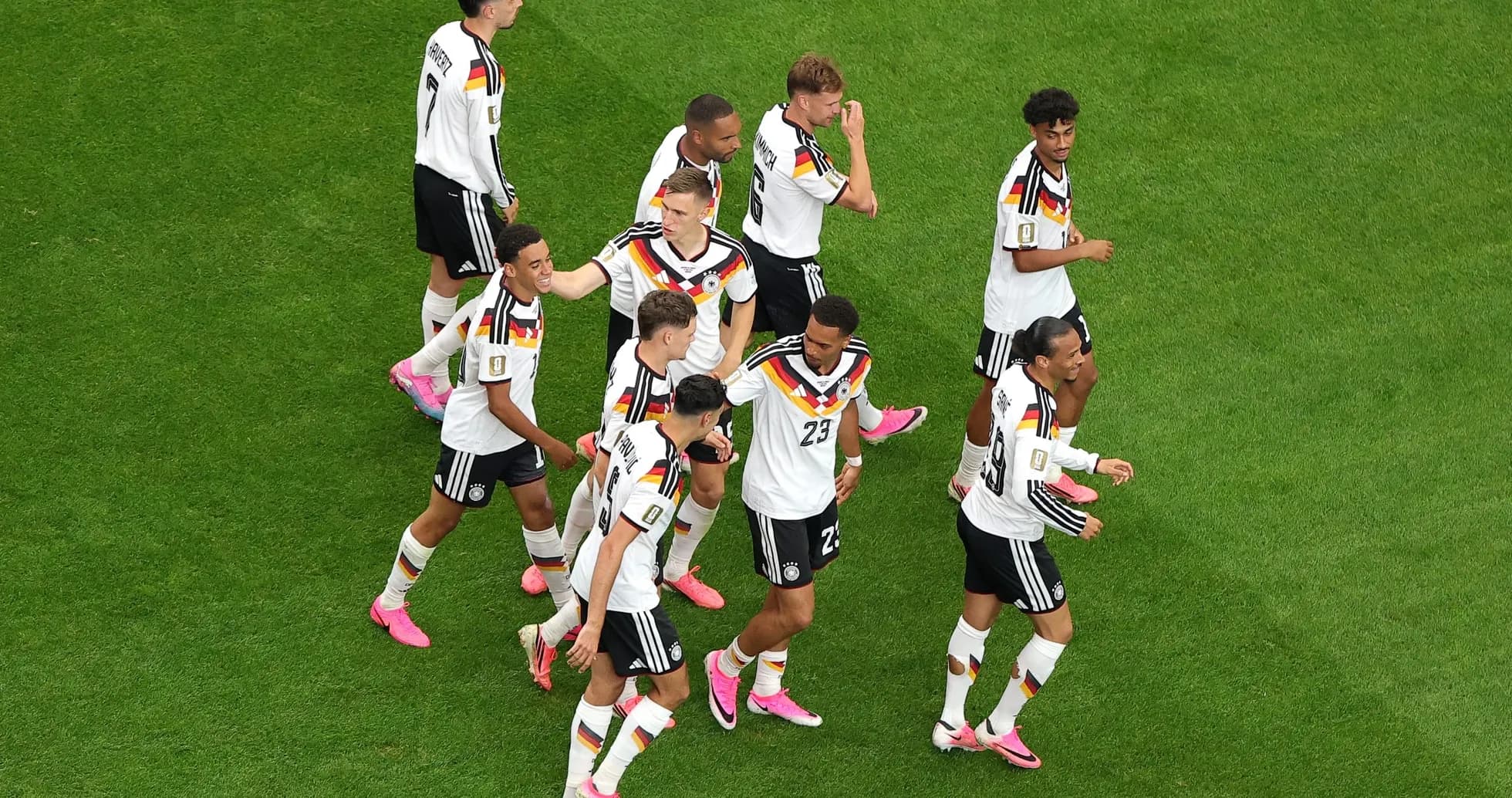 Jugadores de Alemania celebrando en el campo Jugadores de Alemania celebrando en el campo