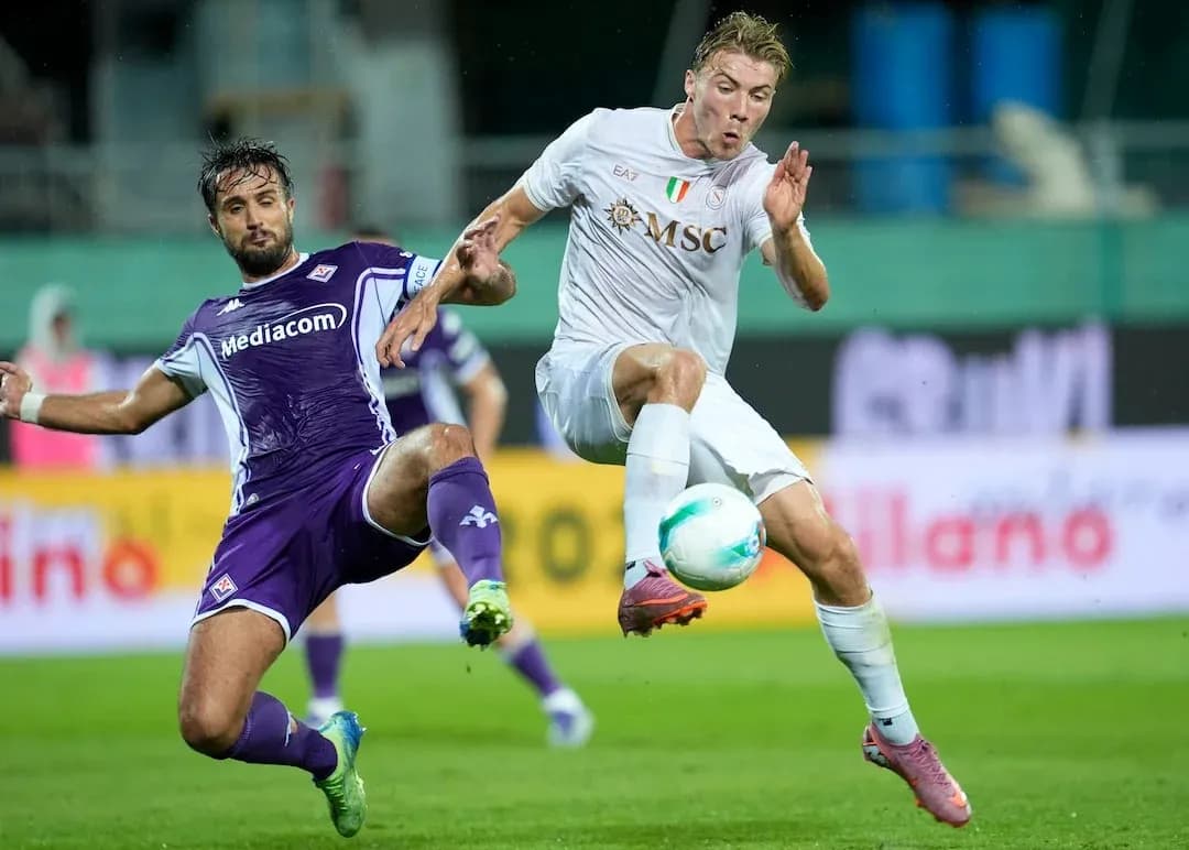 Futbolista de Fiorentina y Napoli en acción Futbolista de Fiorentina y Napoli en acción