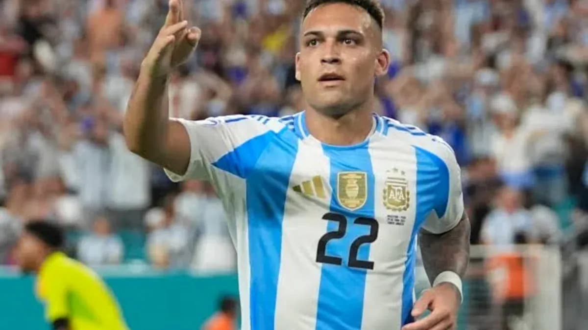 Jugador argentino celebrando un gol en el partido Jugador argentino celebrando un gol en el partido