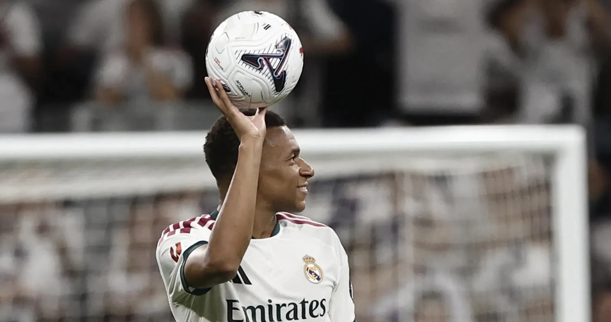 Jugador de Real Madrid con balón en mano Jugador de Real Madrid con balón en mano