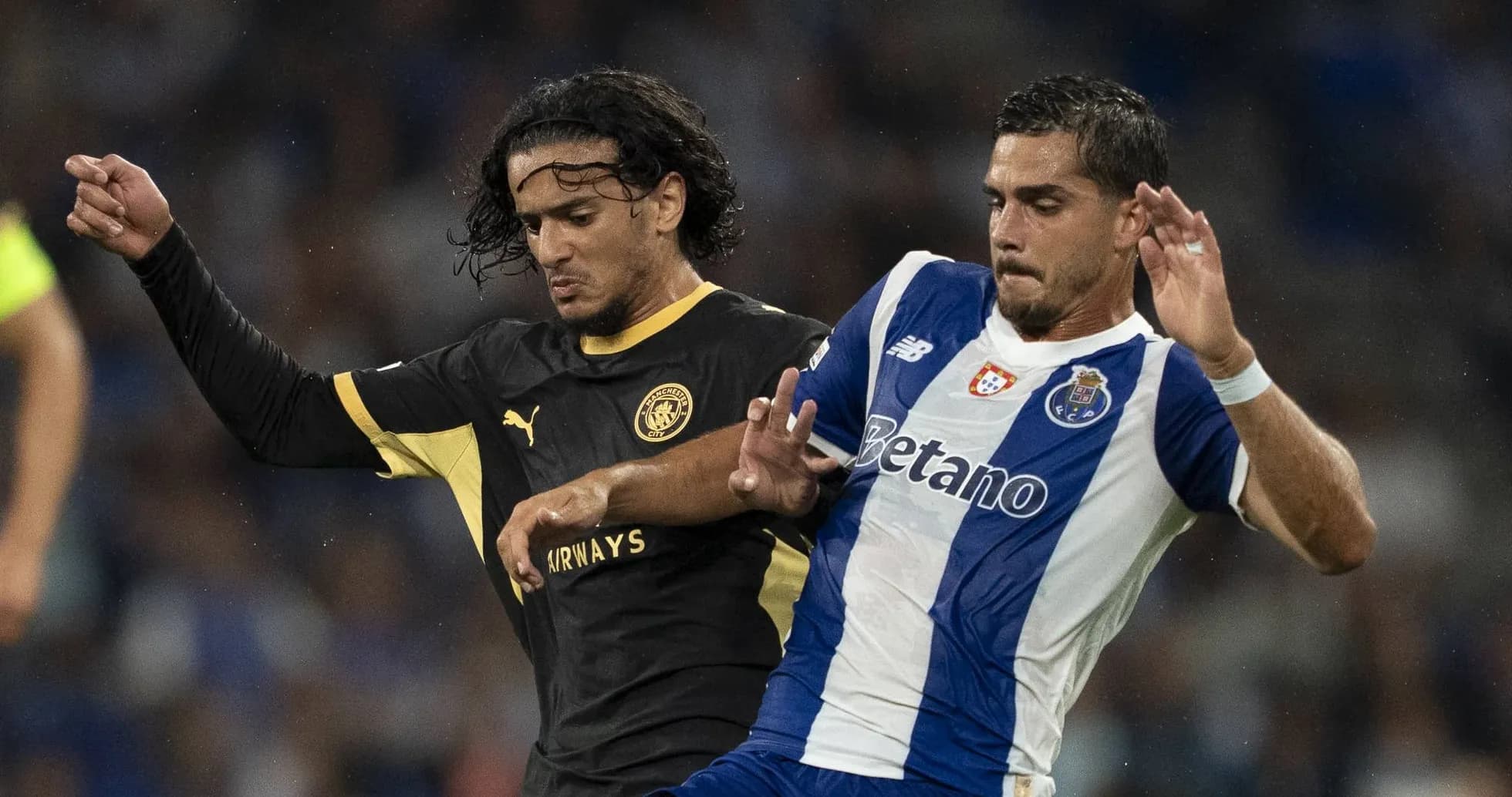 Dos jugadores luchando por el balón en partido Dos jugadores luchando por el balón en partido