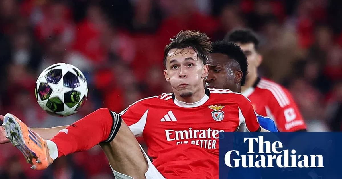 Jugador de Benfica luchando por el balón en partido Jugador de Benfica luchando por el balón en partido