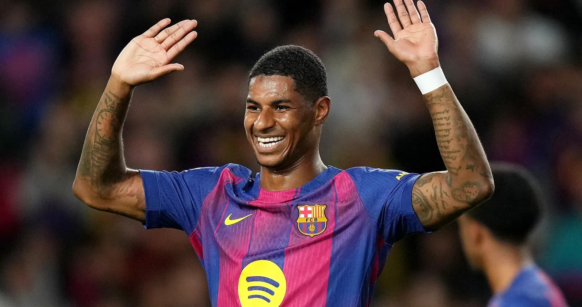 Jugador de Barcelona celebrando con las manos arriba Jugador de Barcelona celebrando con las manos arriba