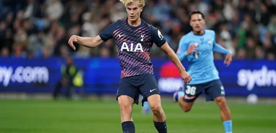 Jugador de Tottenham disparando durante un partido Jugador de Tottenham disparando durante un partido