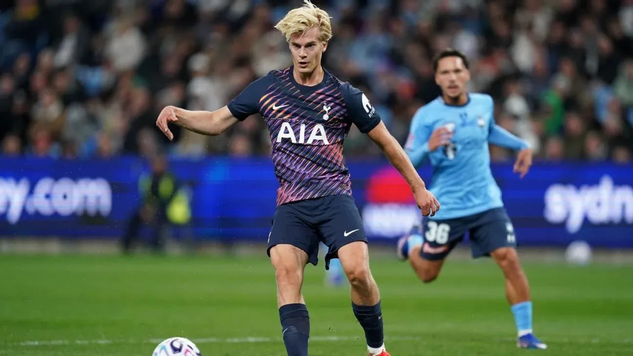 Jugador de Tottenham disparando durante un partido Jugador de Tottenham disparando durante un partido