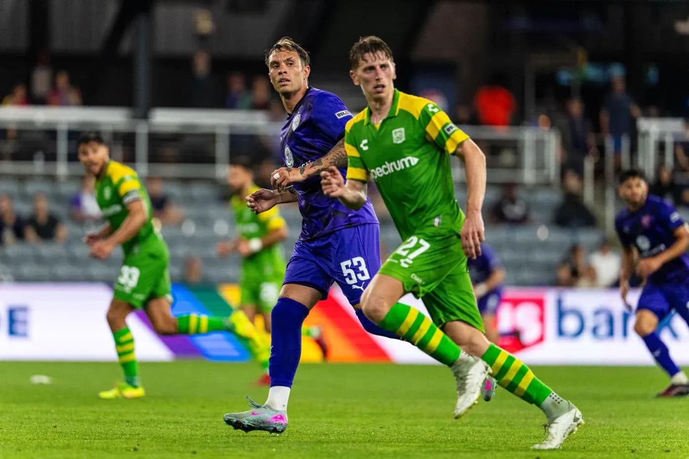 Jugadores compitiendo en el partido Louisville City vs Tampa Bay Jugadores compitiendo en el partido Louisville City vs Tampa Bay