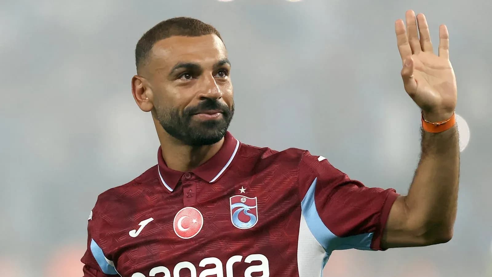 Jugador de Trabzonspor saludando a la afición Jugador de Trabzonspor saludando a la afición