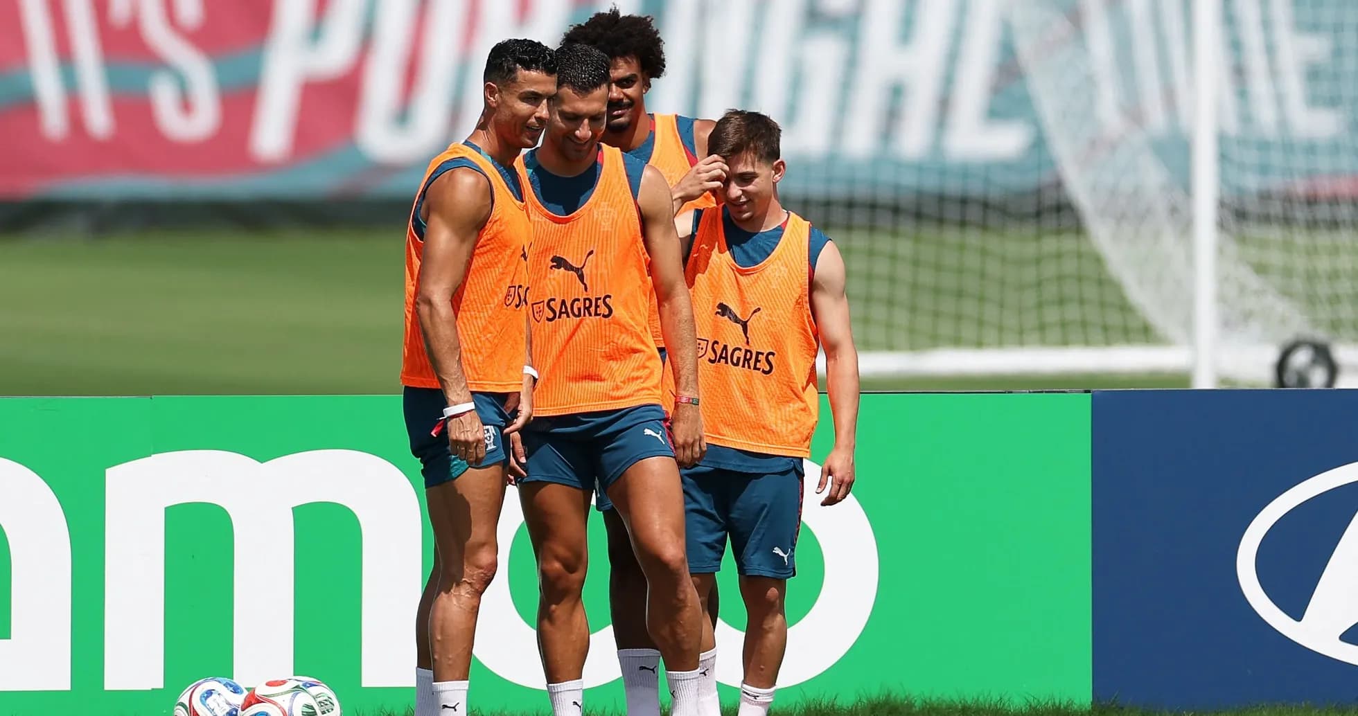 Jugadores en entrenamiento con chalecos naranjas Jugadores en entrenamiento con chalecos naranjas