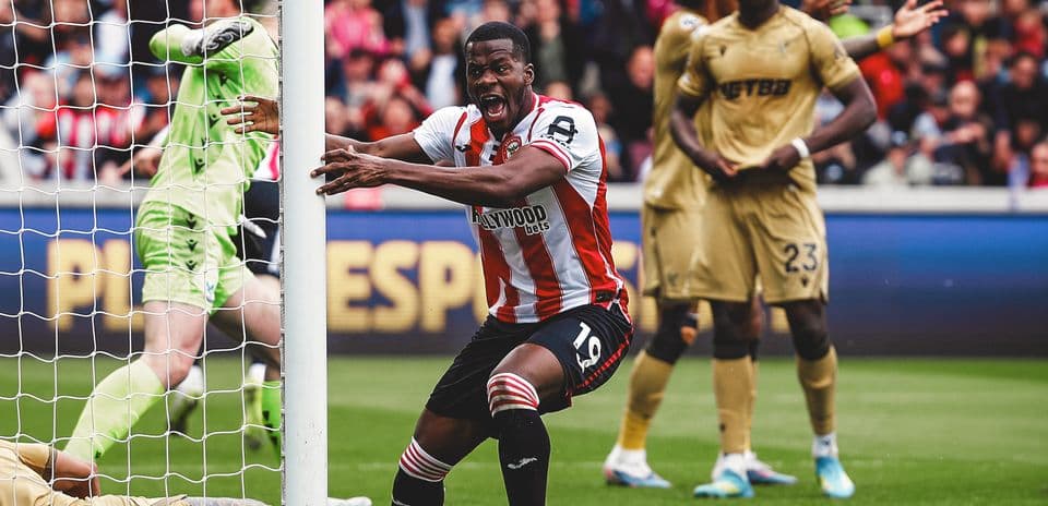 Jugador de Brentford celebra un gol Jugador de Brentford celebra un gol