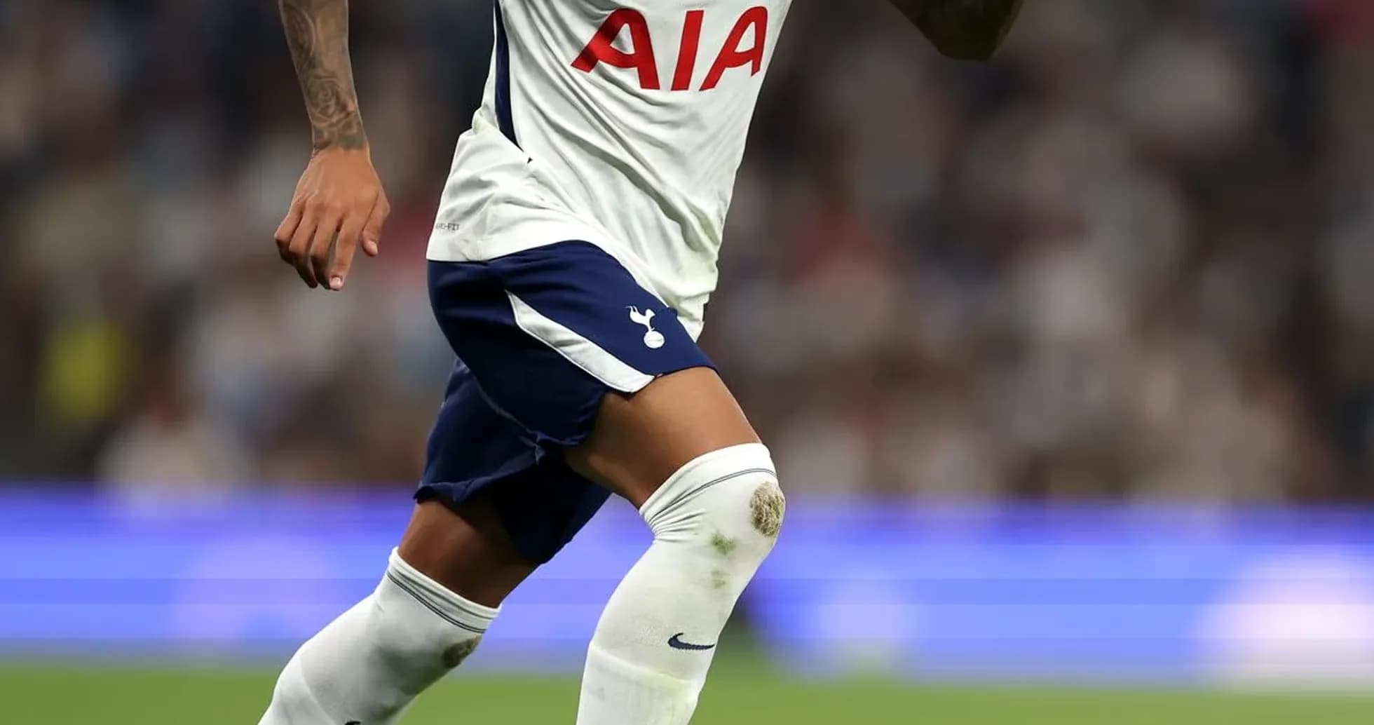 Jugador del Tottenham corriendo con el balón en el campo Jugador del Tottenham corriendo con el balón en el campo