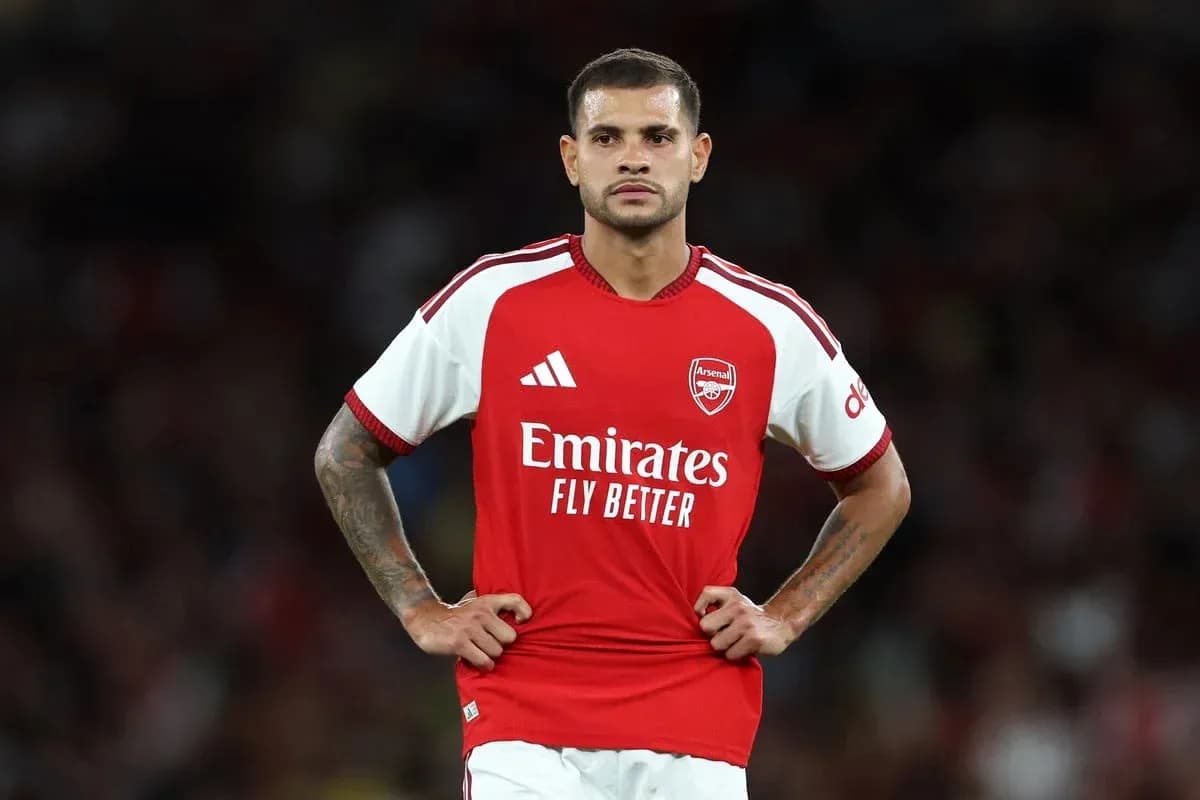 Jugador de Arsenal en el campo con camiseta roja Jugador de Arsenal en el campo con camiseta roja