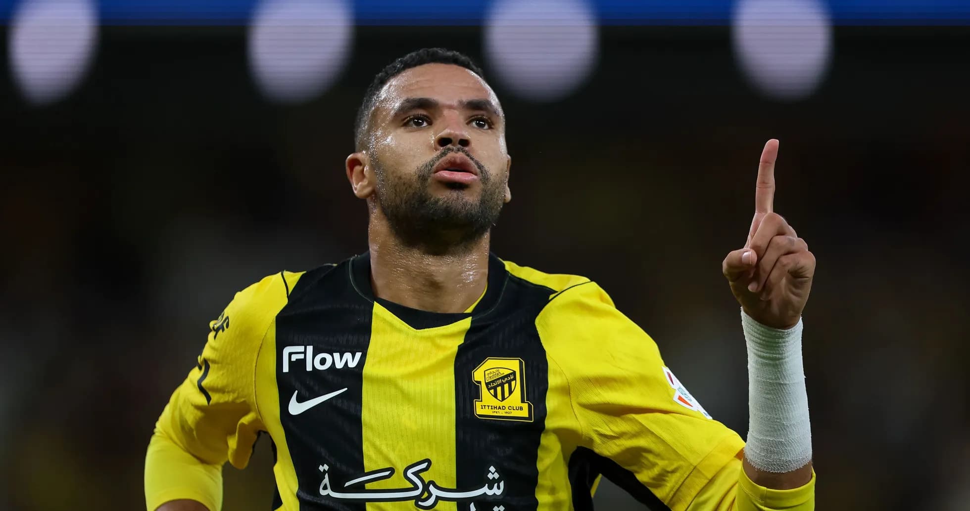 Jugador del Ittihad celebrando un gol con el dedo levantado Jugador del Ittihad celebrando un gol con el dedo levantado