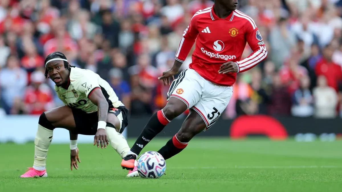 Jugador de Manchester United driblando balón en partido Jugador de Manchester United driblando balón en partido
