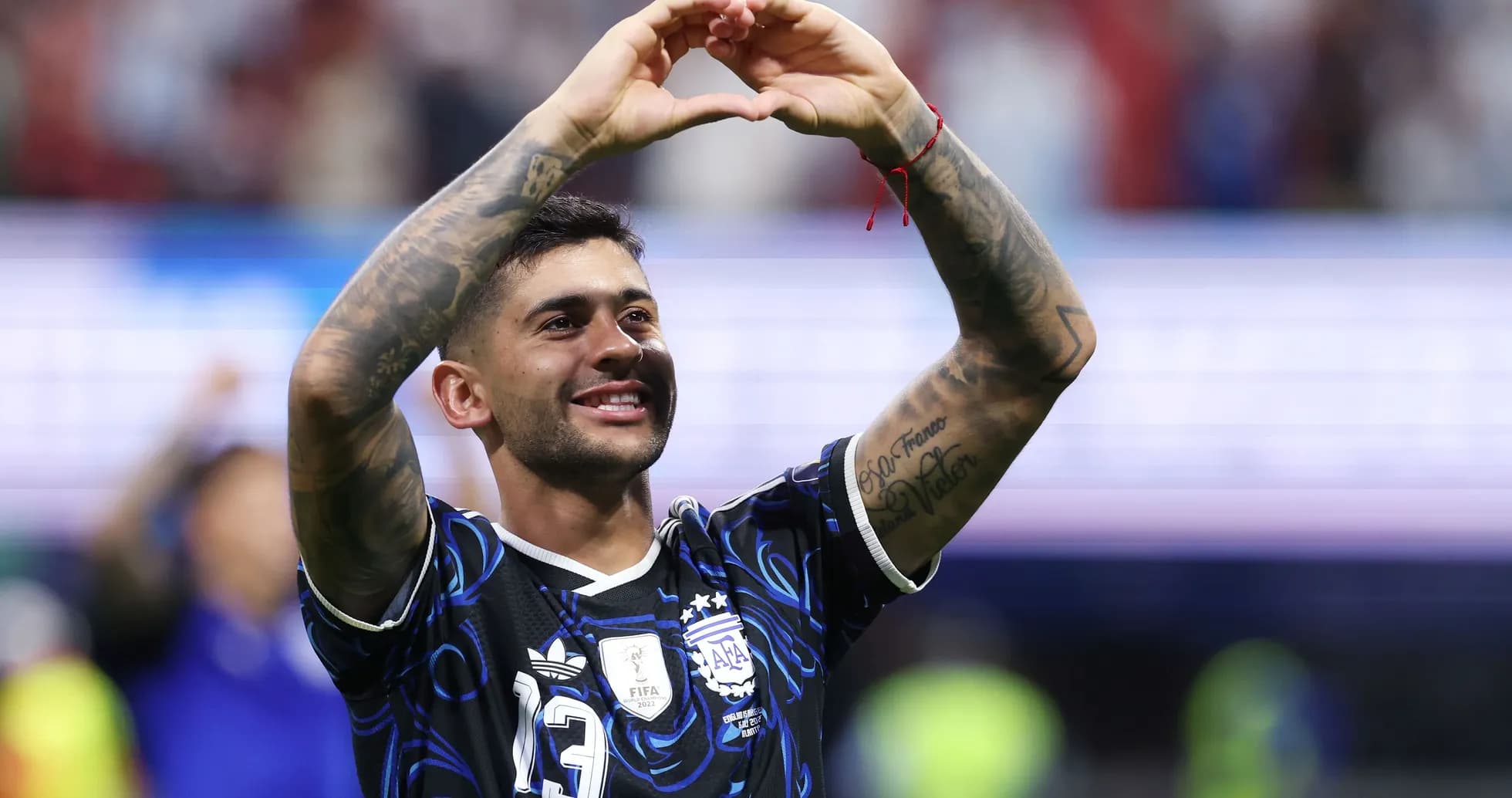 Jugador de Argentina haciendo un corazón con las manos Jugador de Argentina haciendo un corazón con las manos