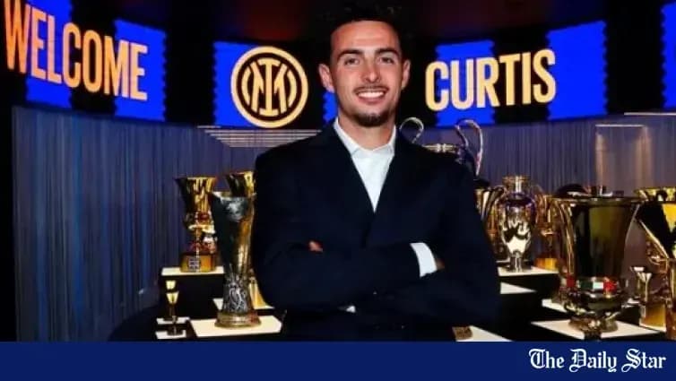 Jugador posando con trofeos en presentación Jugador posando con trofeos en presentación