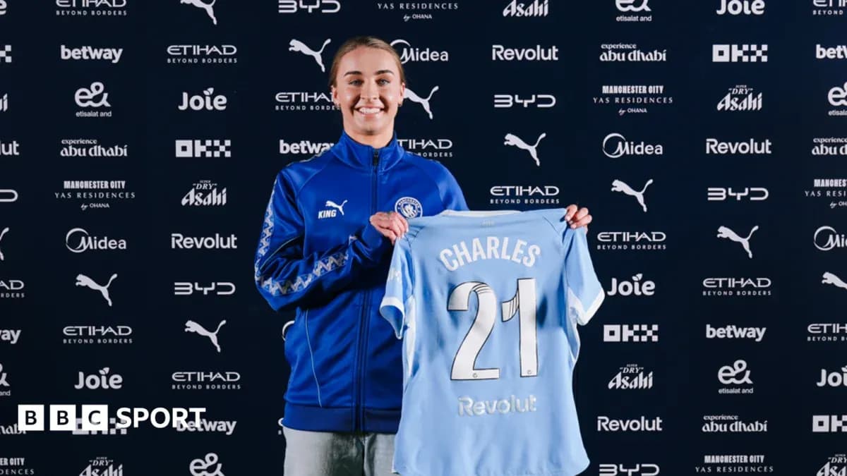 Jugadora mostrando camiseta con el nombre CHARLES Jugadora mostrando camiseta con el nombre CHARLES