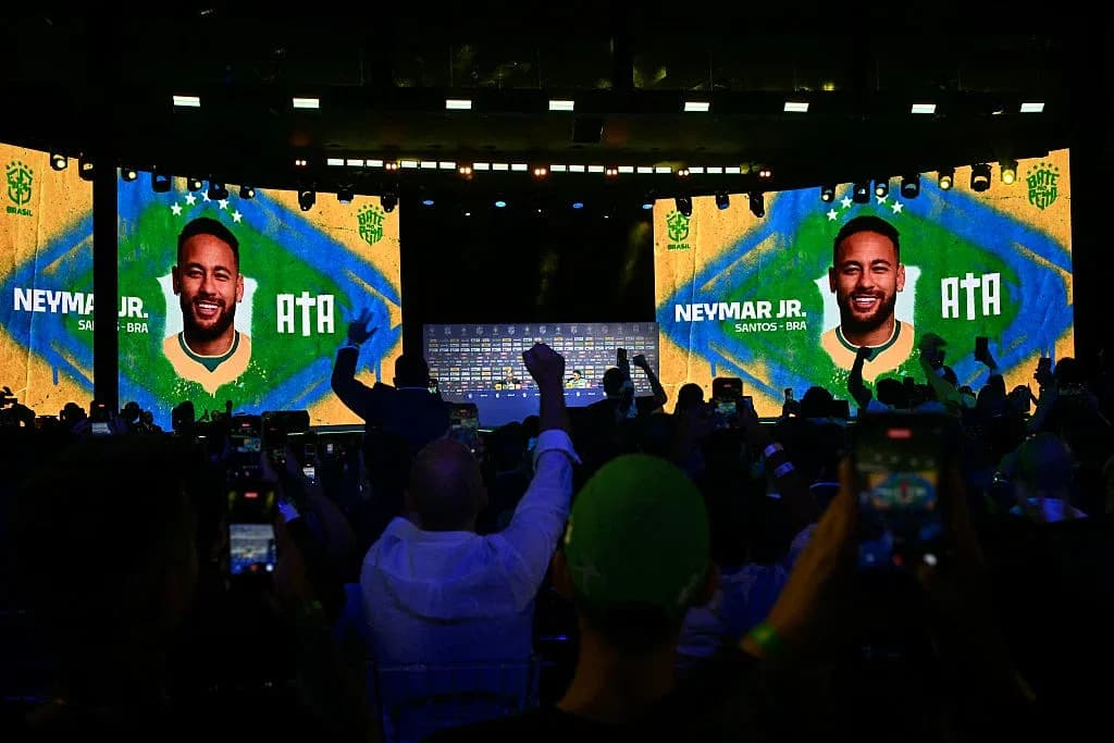 Neymar Jr. en evento con fondo de bandera brasileña Neymar Jr. en evento con fondo de bandera brasileña