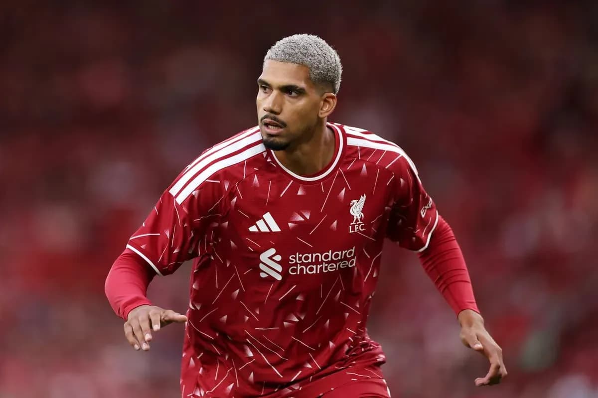 Jugador de Liverpool corriendo en el campo Jugador de Liverpool corriendo en el campo