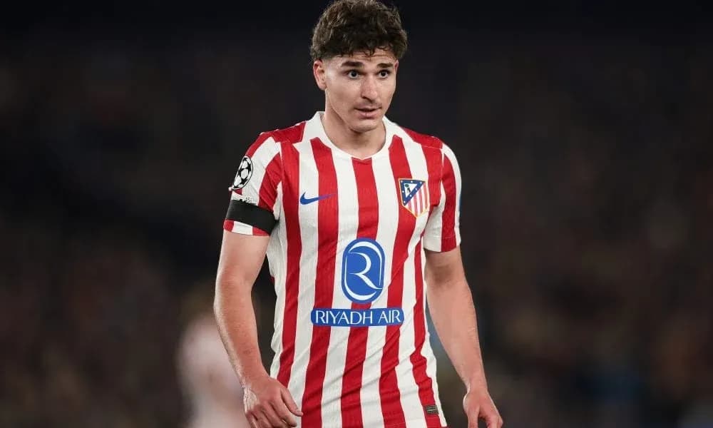 Jugador de Atlético de Madrid en acción durante partido Jugador de Atlético de Madrid en acción durante partido