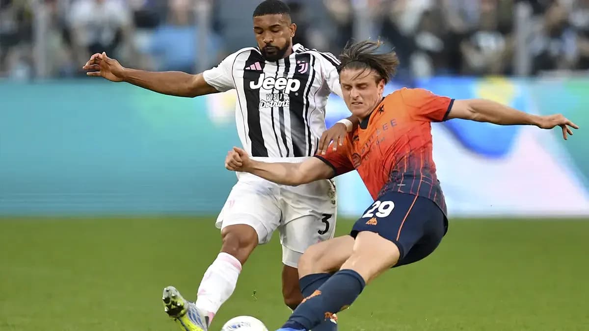 Jugador de Juventus desafiando a jugador de Genoa Jugador de Juventus desafiando a jugador de Genoa