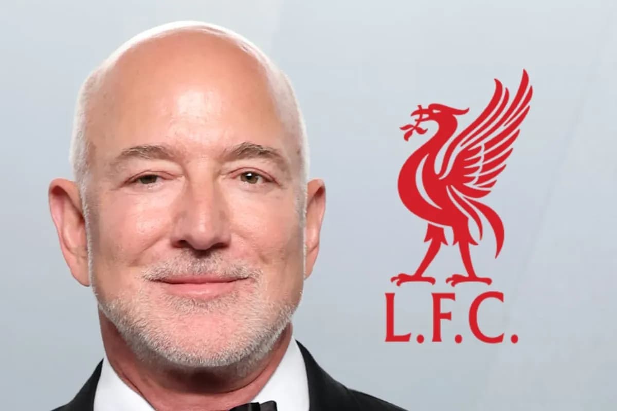 Hombre con fondo del logo de Liverpool FC Hombre con fondo del logo de Liverpool FC