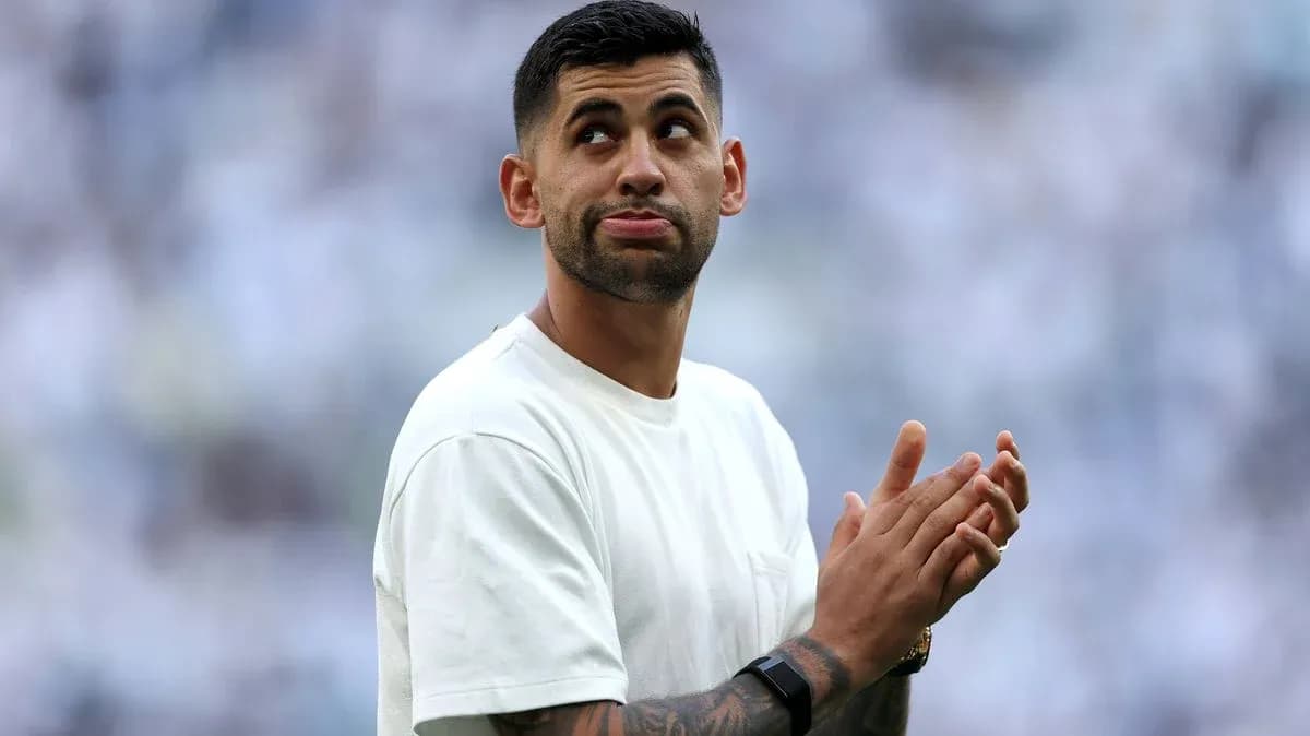 Jugador aplaudiendo en el campo de juego Jugador aplaudiendo en el campo de juego