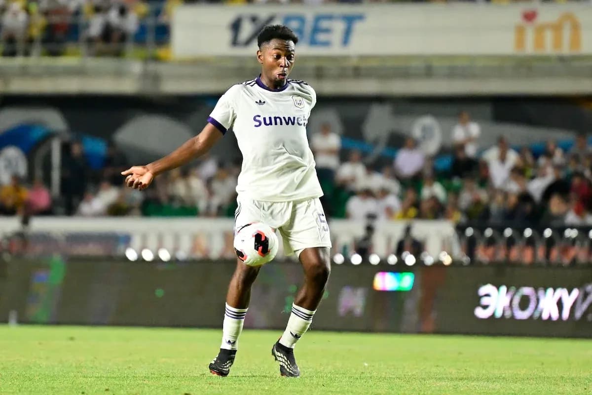 Jugador de Anderlecht controlando el balón Jugador de Anderlecht controlando el balón