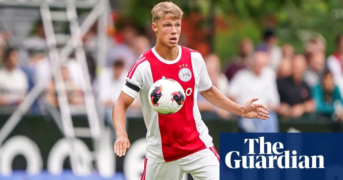 Jugador de Ajax controlando el balón durante un partido Jugador de Ajax controlando el balón durante un partido