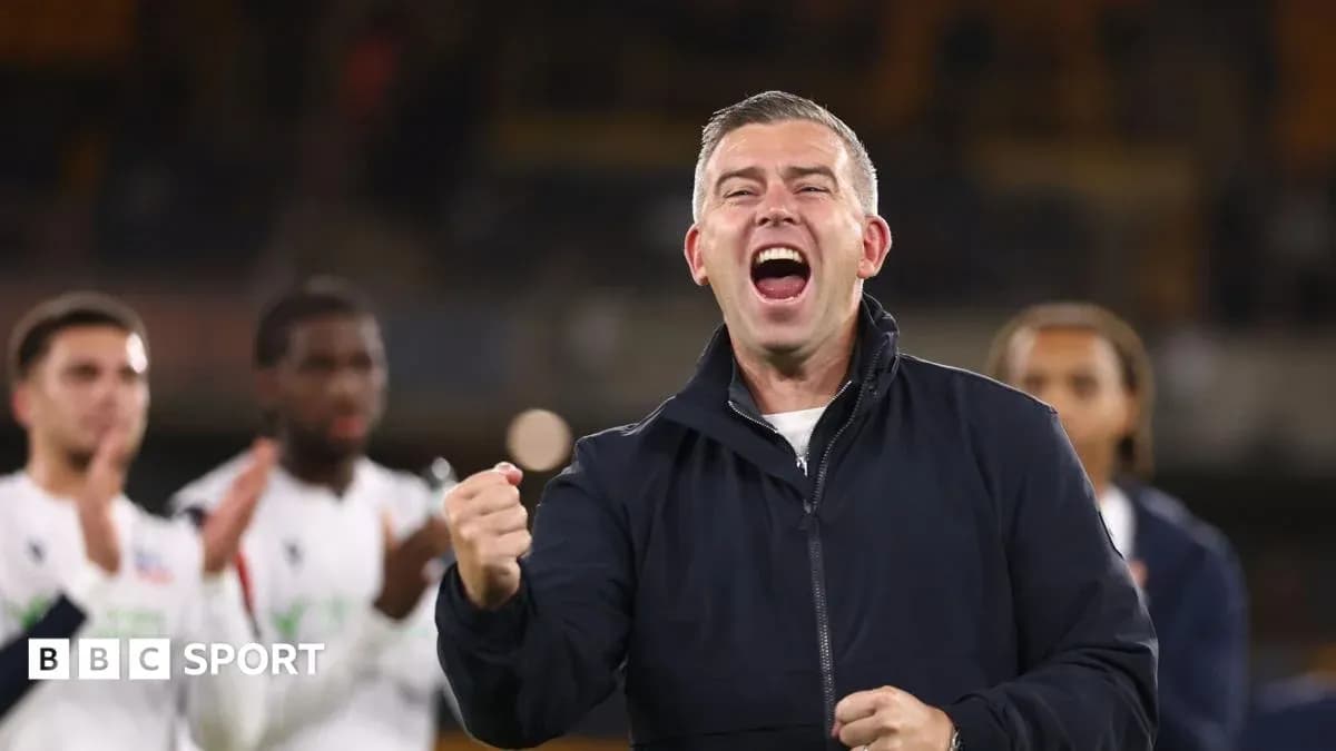 Entrenador celebrando una victoria con el equipo Entrenador celebrando una victoria con el equipo