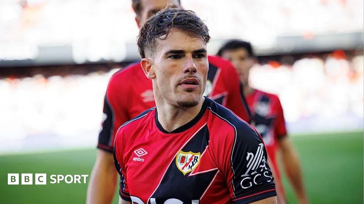 Jugador de Rayo Vallecano en el campo Jugador de Rayo Vallecano en el campo