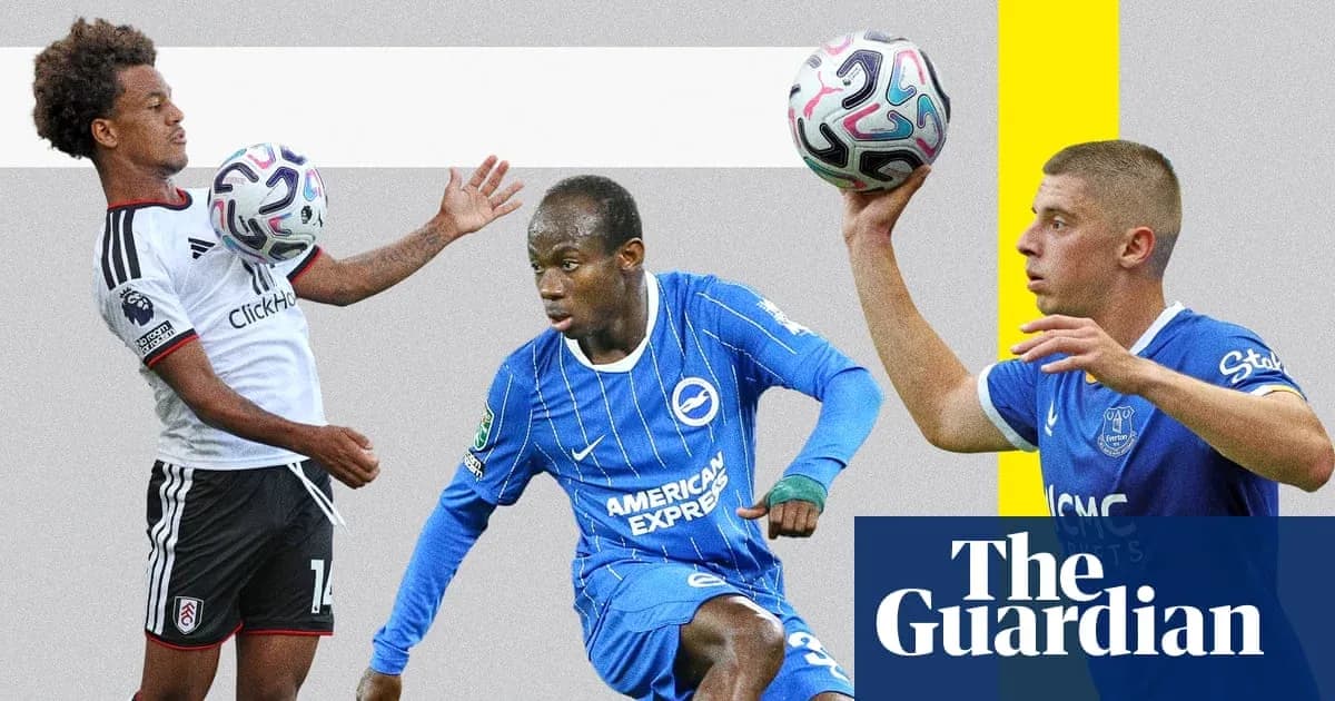 Tres jugadores de fútbol en acción con balón Tres jugadores de fútbol en acción con balón