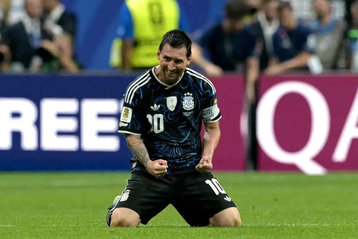 Lionel Messi arrodillado celebrando un gol Lionel Messi arrodillado celebrando un gol