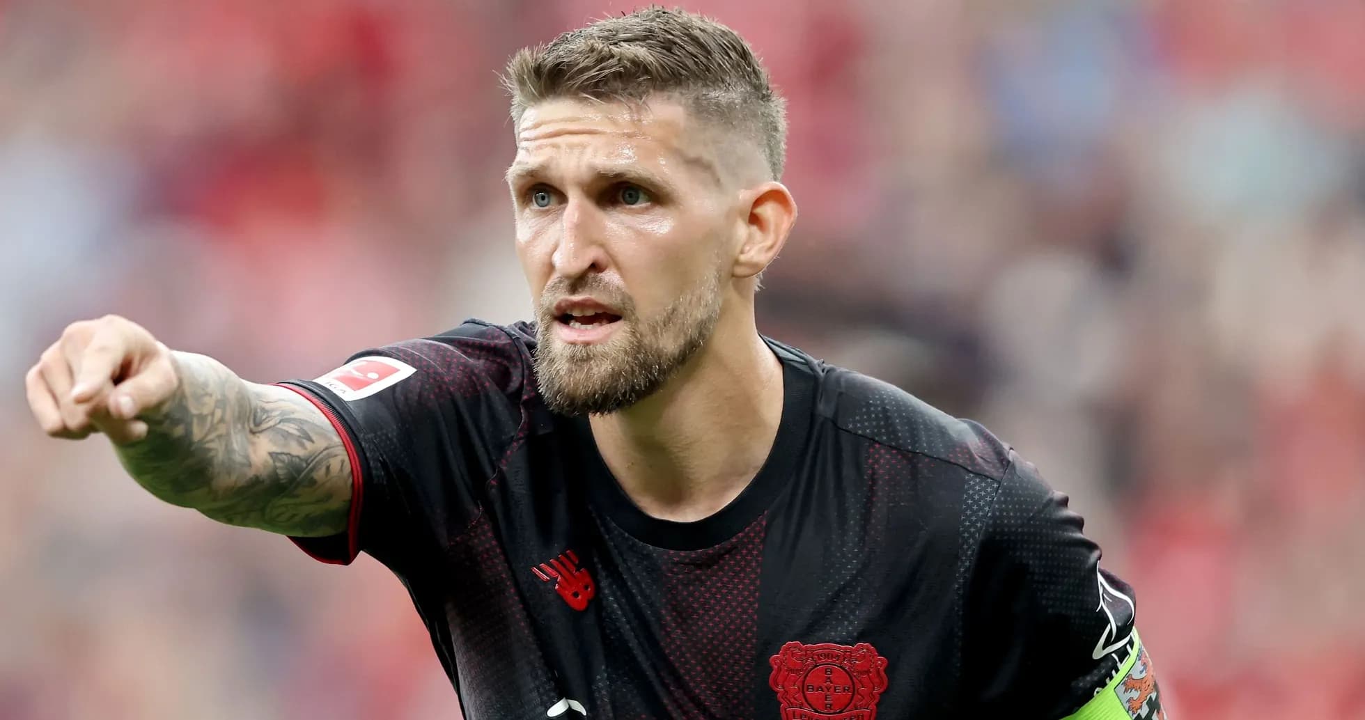 Jugador de Bayer Leverkusen señalando en el campo Jugador de Bayer Leverkusen señalando en el campo