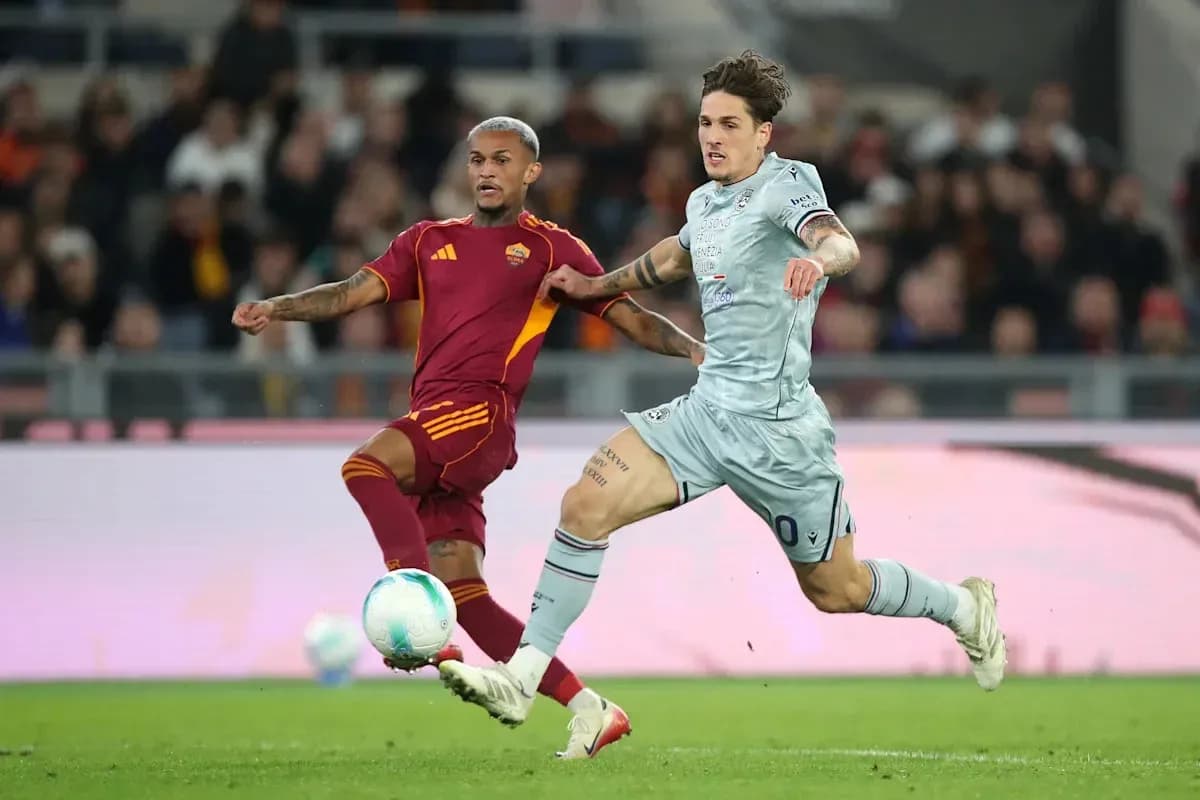 Jugadores de AS Roma y Lazio compitiendo por el balón Jugadores de AS Roma y Lazio compitiendo por el balón