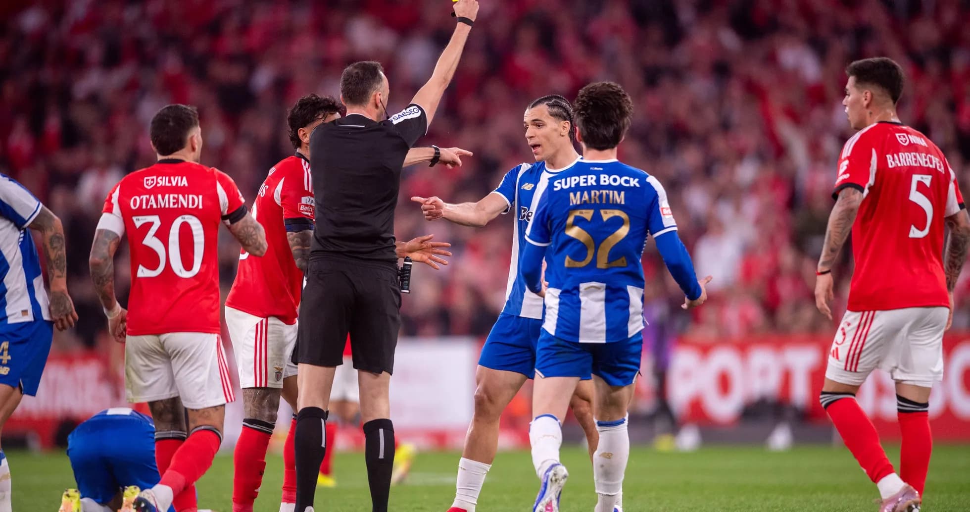 Árbitro mostrando tarjeta amarilla a jugador Árbitro mostrando tarjeta amarilla a jugador