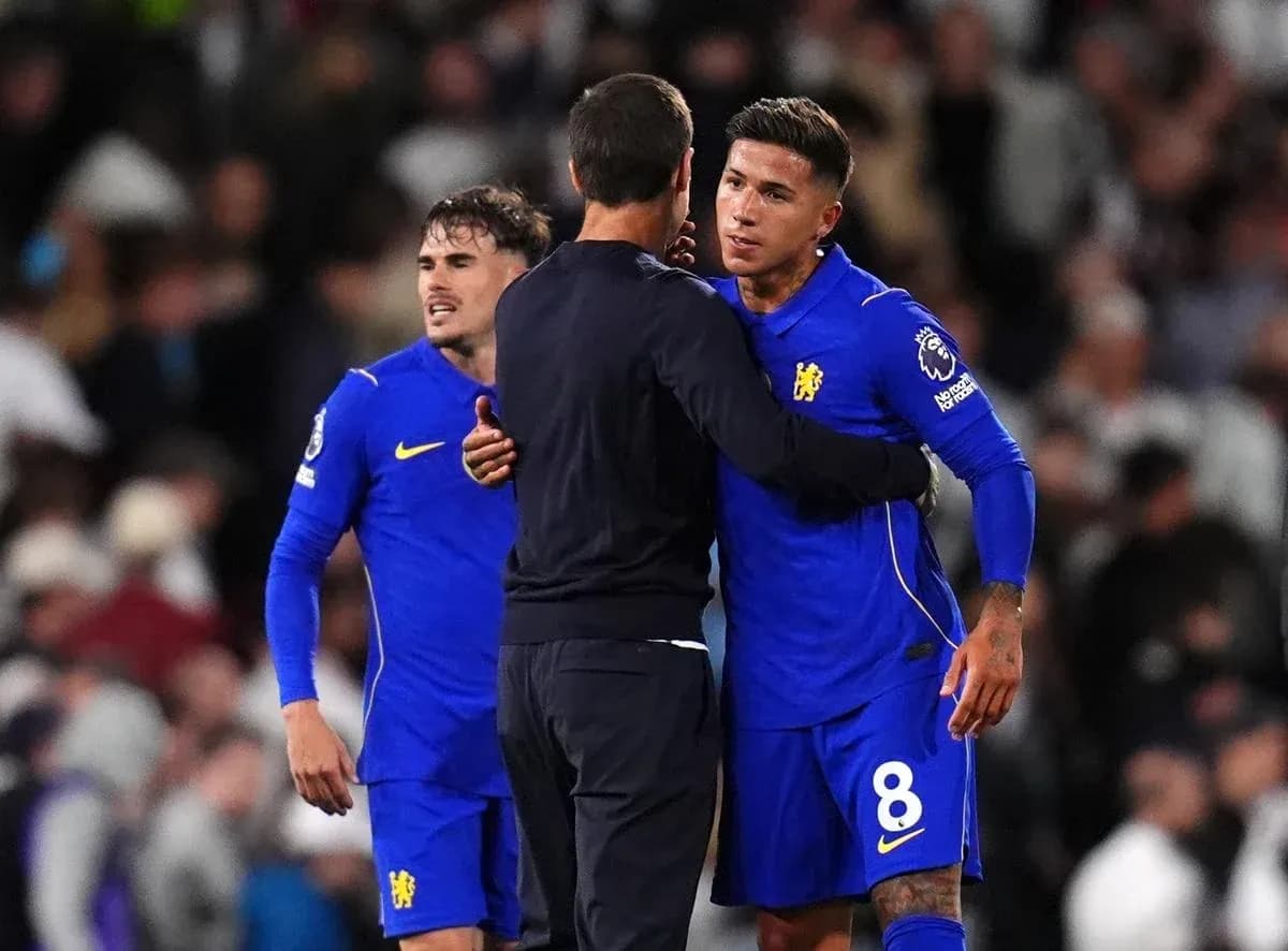 Jugadores de Chelsea abrazando al entrenador tras partido Jugadores de Chelsea abrazando al entrenador tras partido