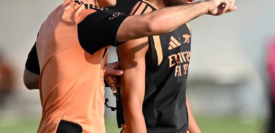 Entrenador hablando con jugador durante sesión de entrenamiento Entrenador hablando con jugador durante sesión de entrenamiento