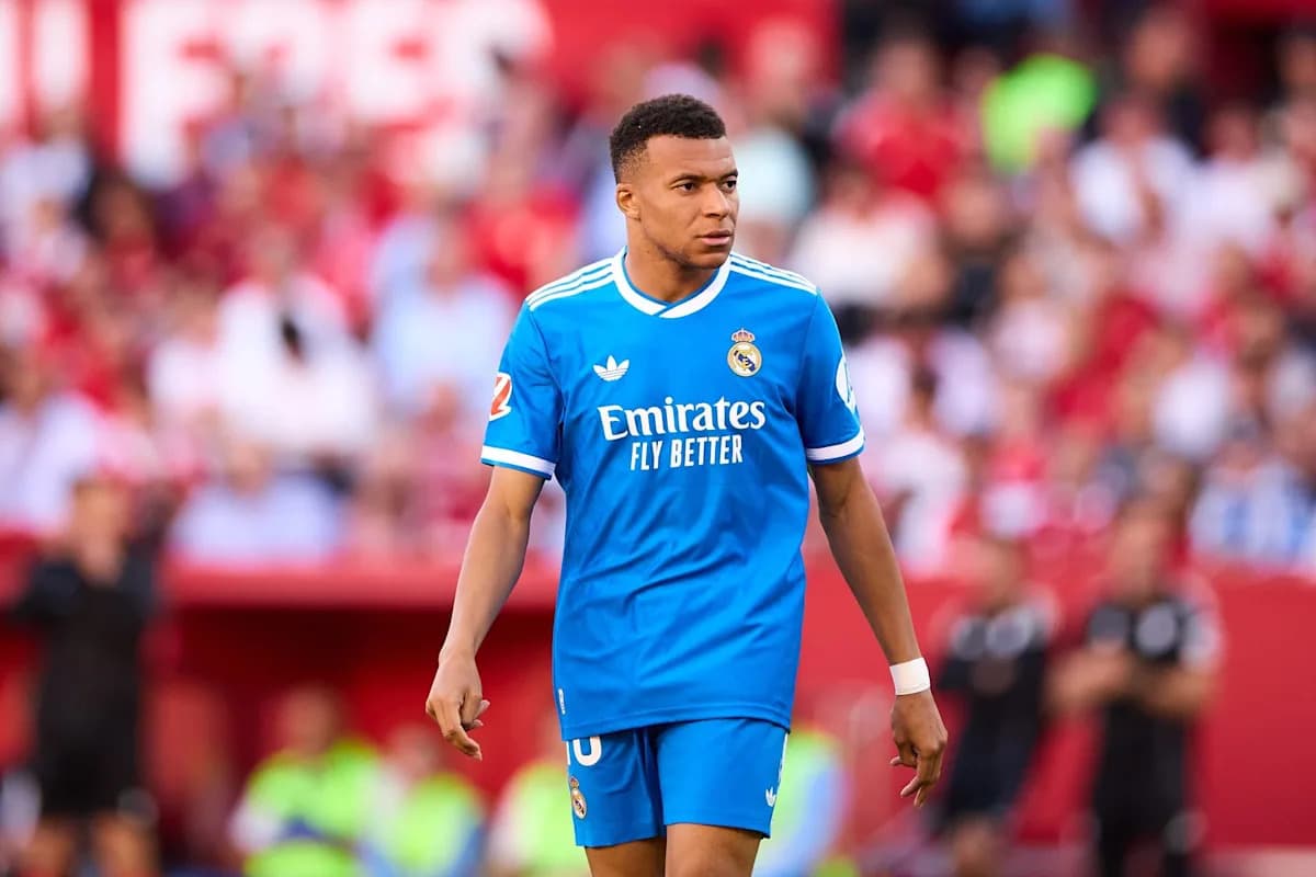 Jugador del Real Madrid en el campo durante el partido Jugador del Real Madrid en el campo durante el partido