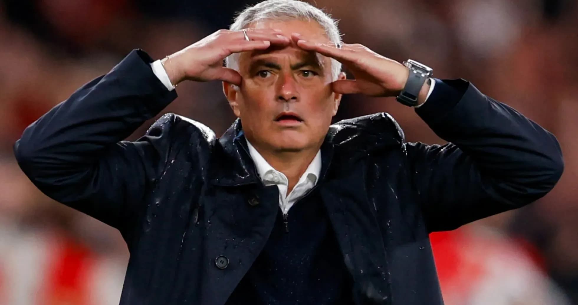 Entrenador observando el juego desde la banda Entrenador observando el juego desde la banda