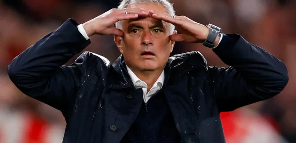 Entrenador observando el juego desde la banda Entrenador observando el juego desde la banda