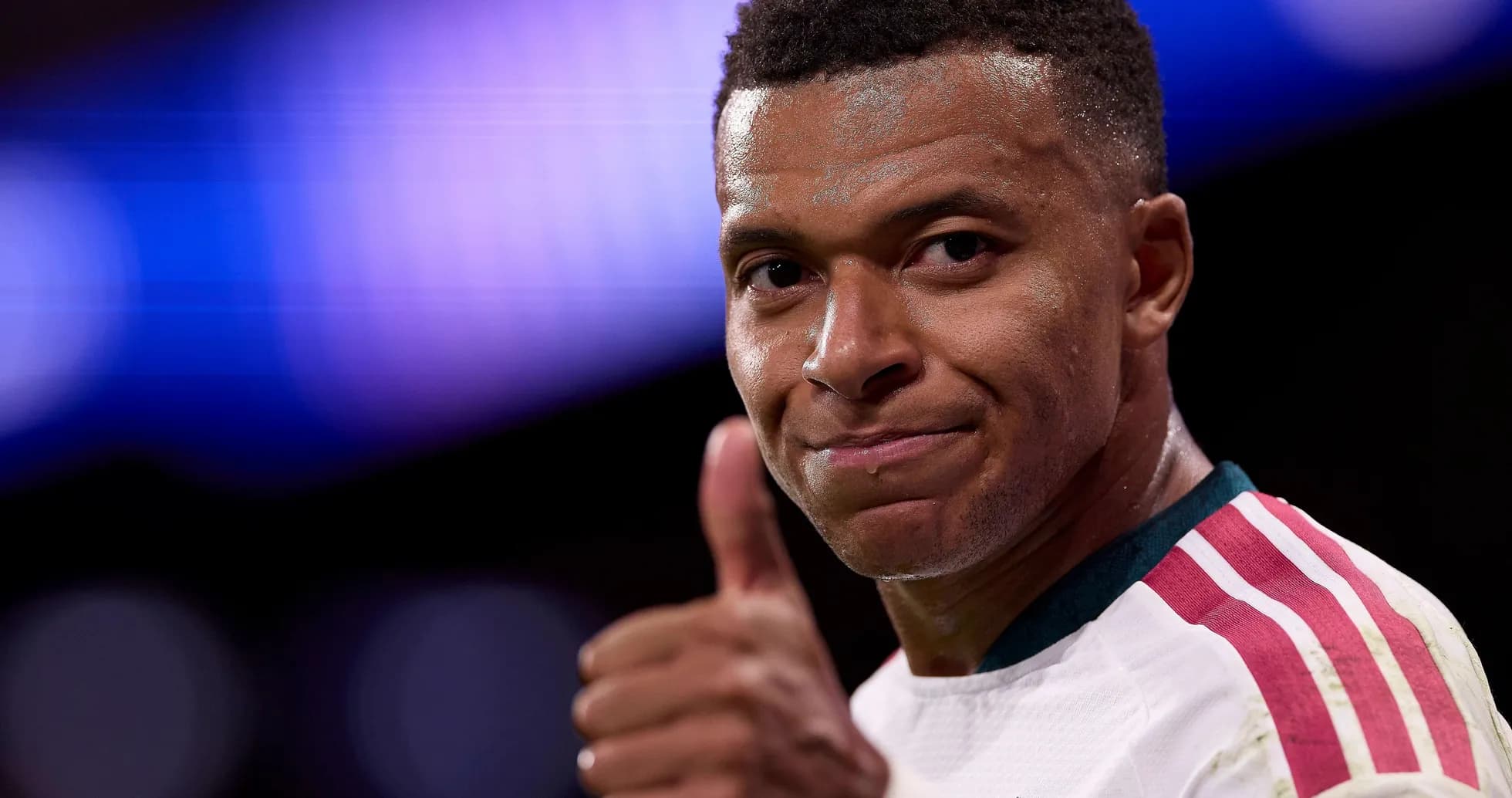 Jugador haciendo un gesto de pulgar hacia arriba Jugador haciendo un gesto de pulgar hacia arriba