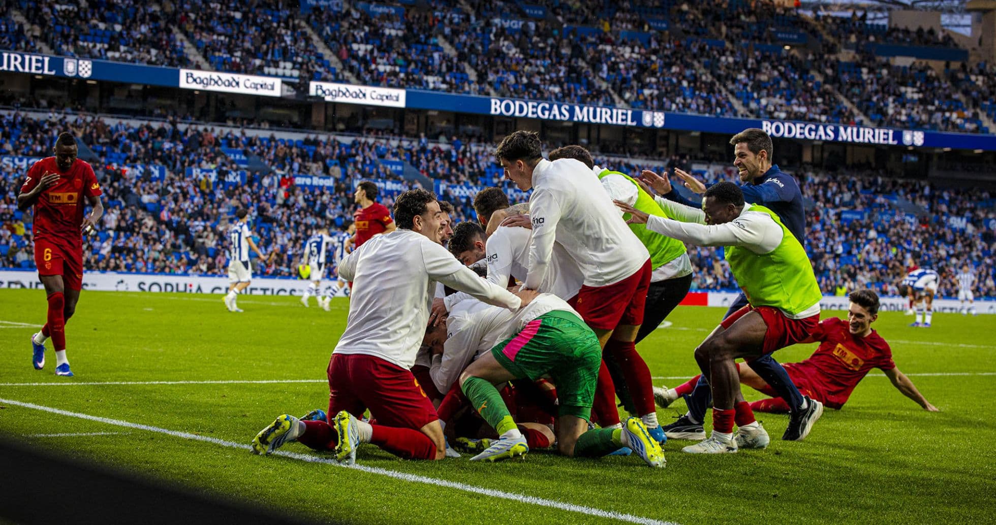Jugadores de Valencia celebrando un gol Jugadores de Valencia celebrando un gol