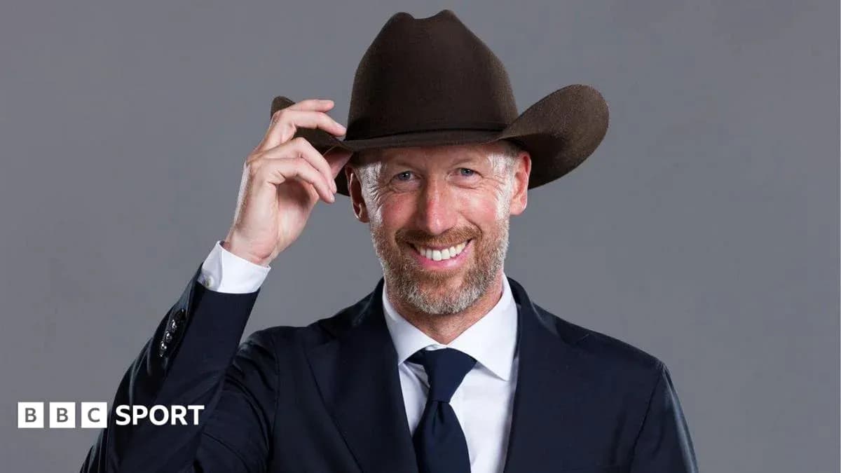 Hombre con sombrero en traje formal Hombre con sombrero en traje formal