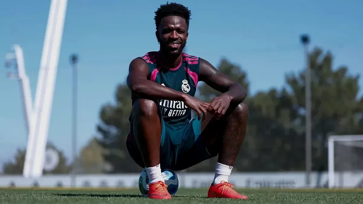 Jugador de Real Madrid posando en el entrenamiento Jugador de Real Madrid posando en el entrenamiento