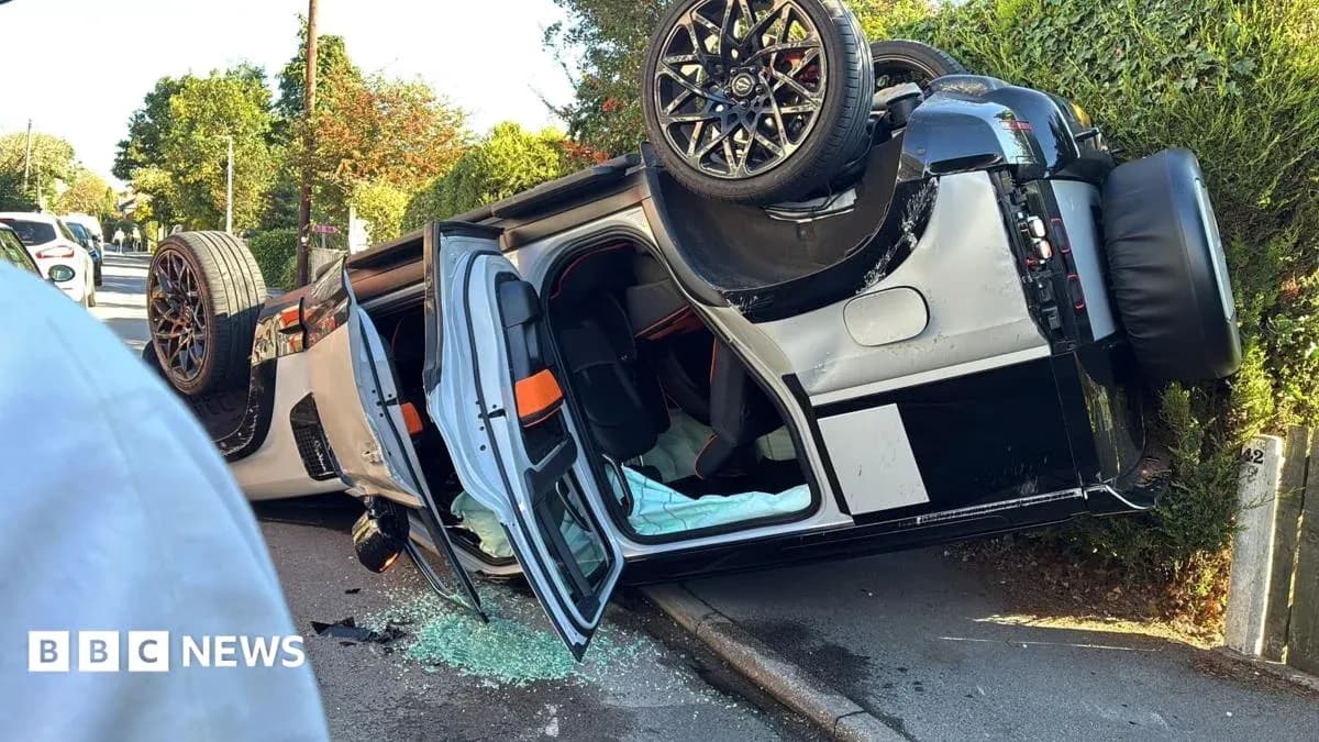 Coche volcado en una calle con cristales rotos Coche volcado en una calle con cristales rotos