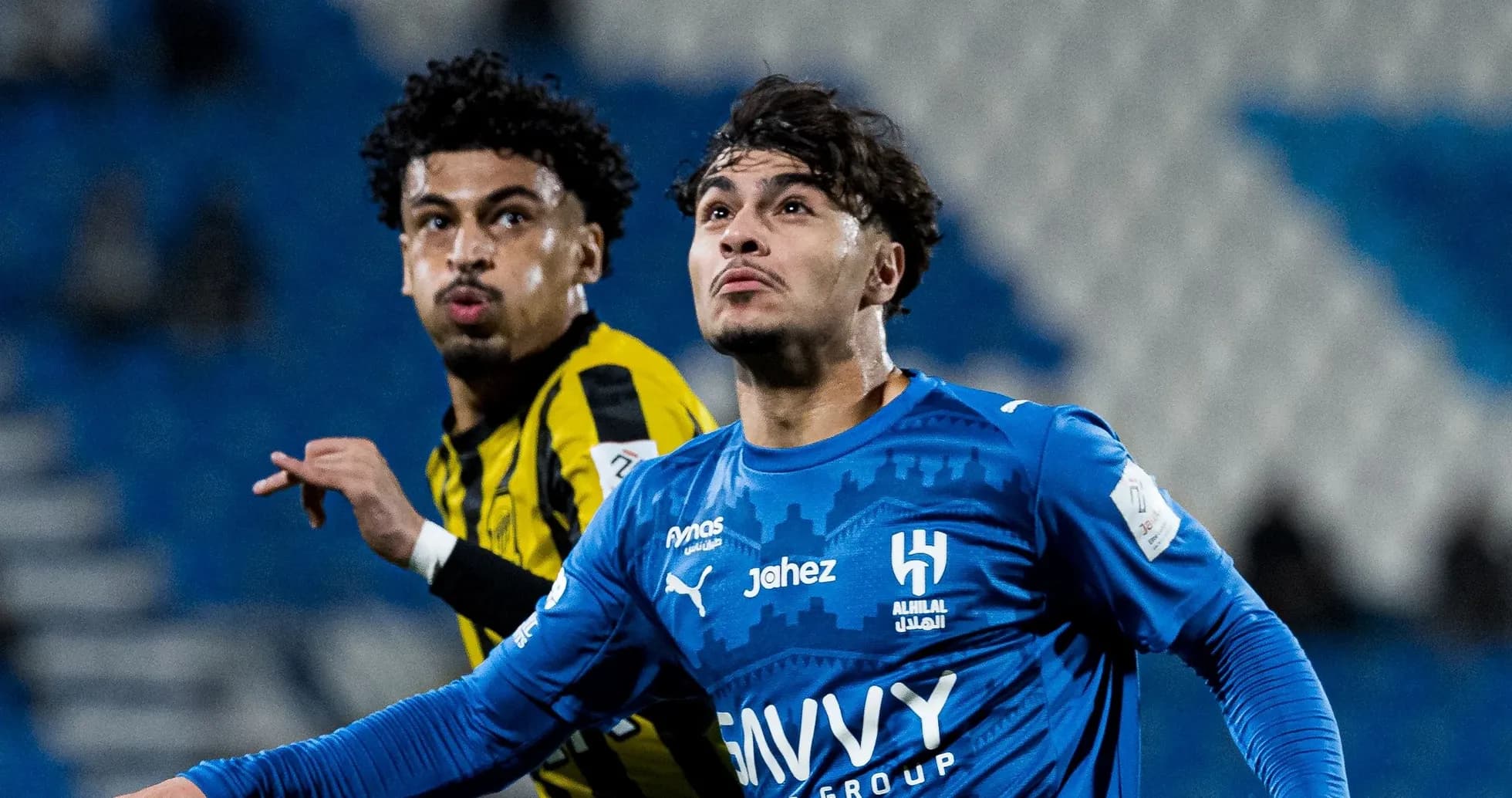 Jugadores de Al Hilal y Al Ittihad en acción Jugadores de Al Hilal y Al Ittihad en acción