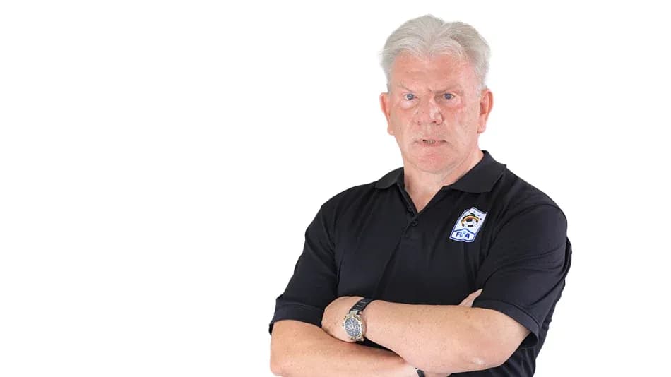 Entrenador con brazos cruzados en fondo blanco Entrenador con brazos cruzados en fondo blanco