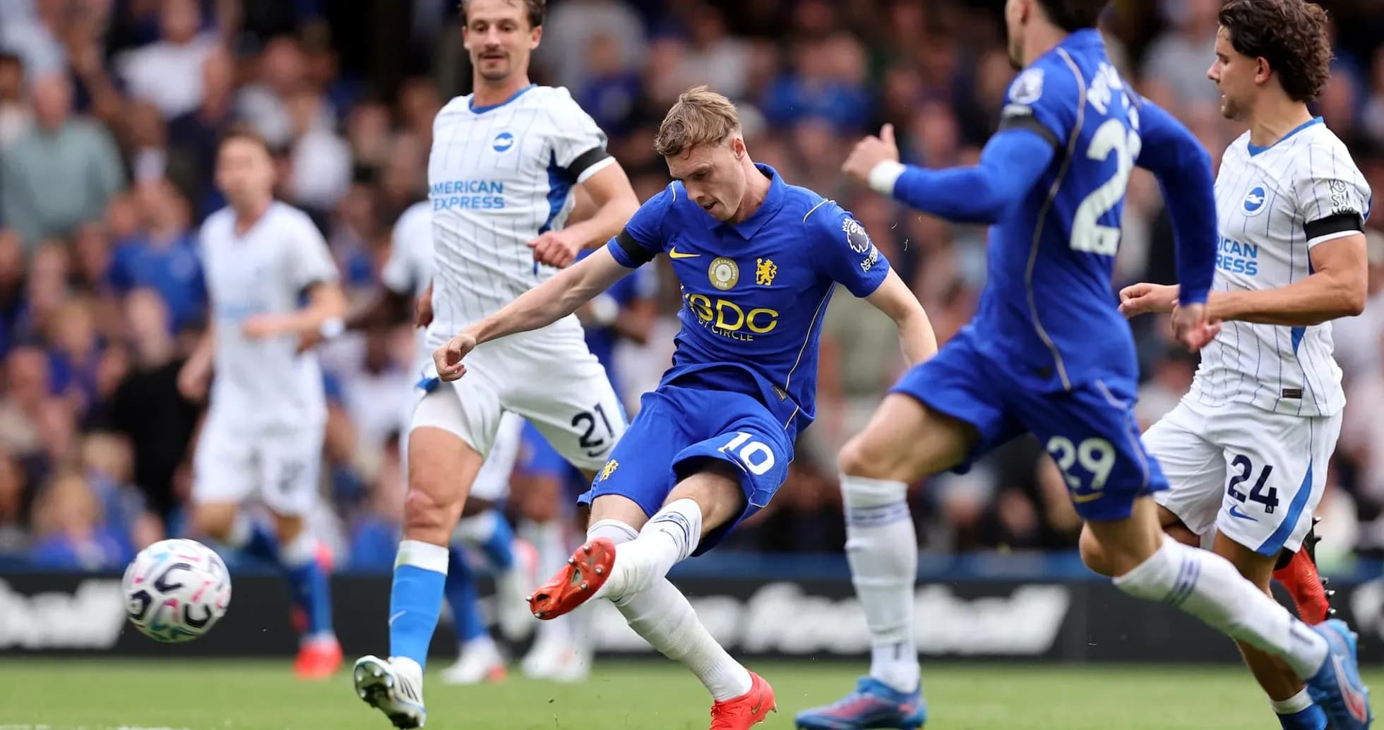 Jugador de Chelsea pateando el balón contra Brighton Jugador de Chelsea pateando el balón contra Brighton